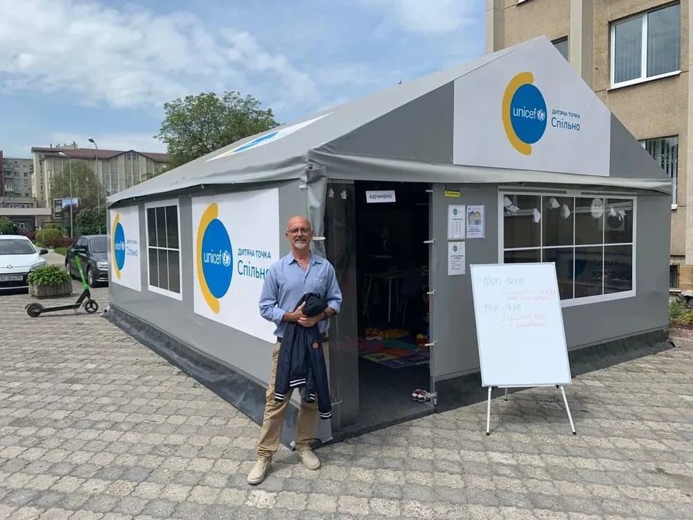 Álvaro Arroyo en una carpa de Unicef