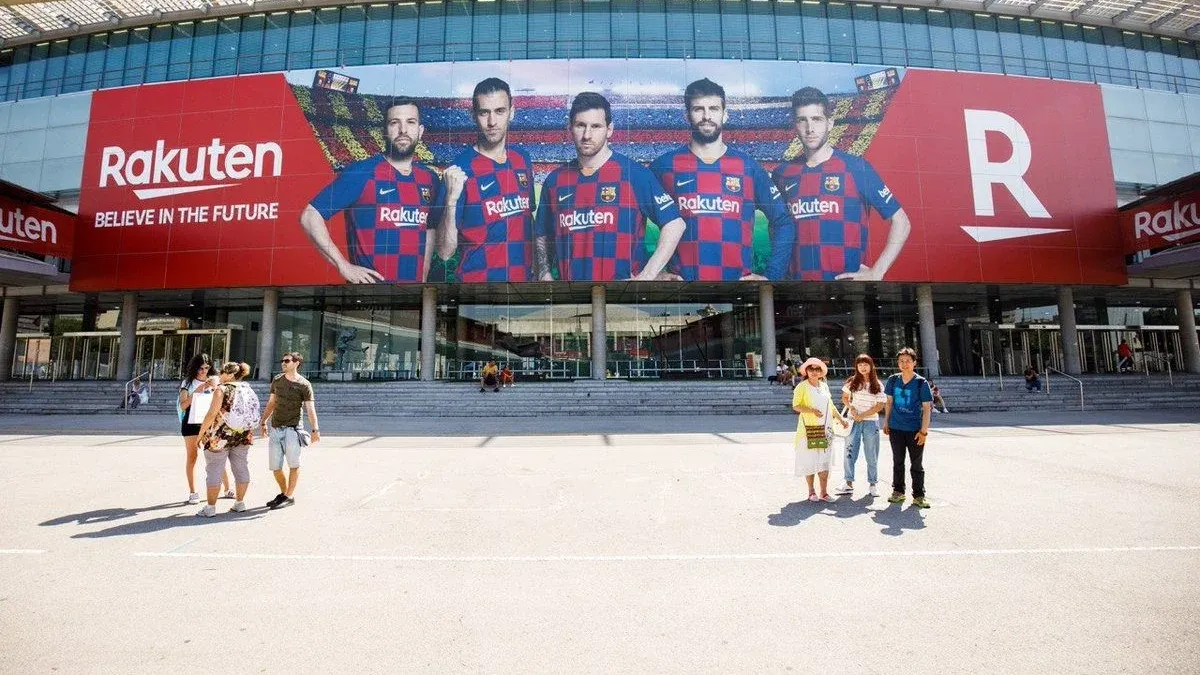 Barcelona bajó a Suárez de la gigantografía que da la bienvenida al Camp Nou