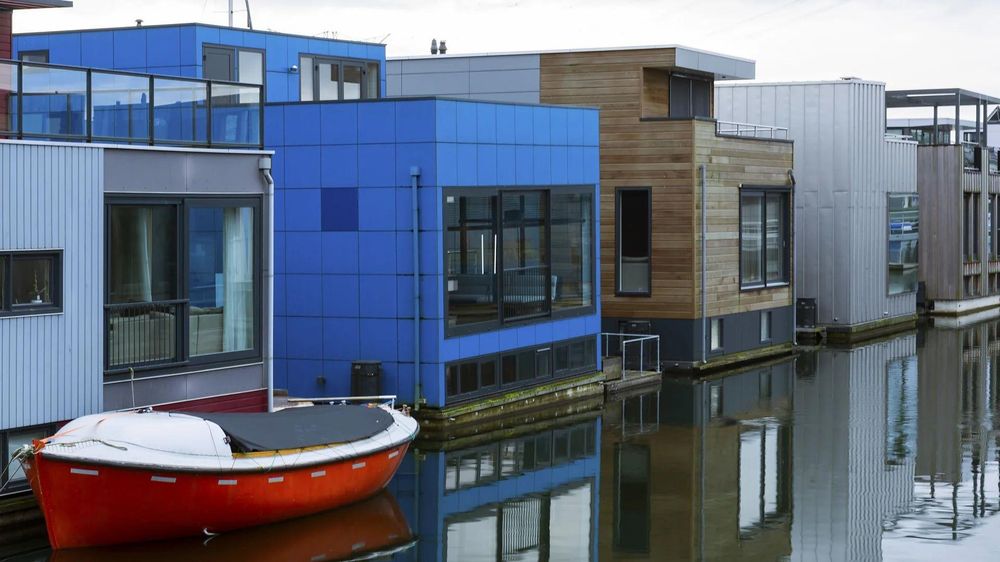Las casas flotantes de los Países Bajos están unidas a un pilar y pueden subir y bajar según el nivel del agua.