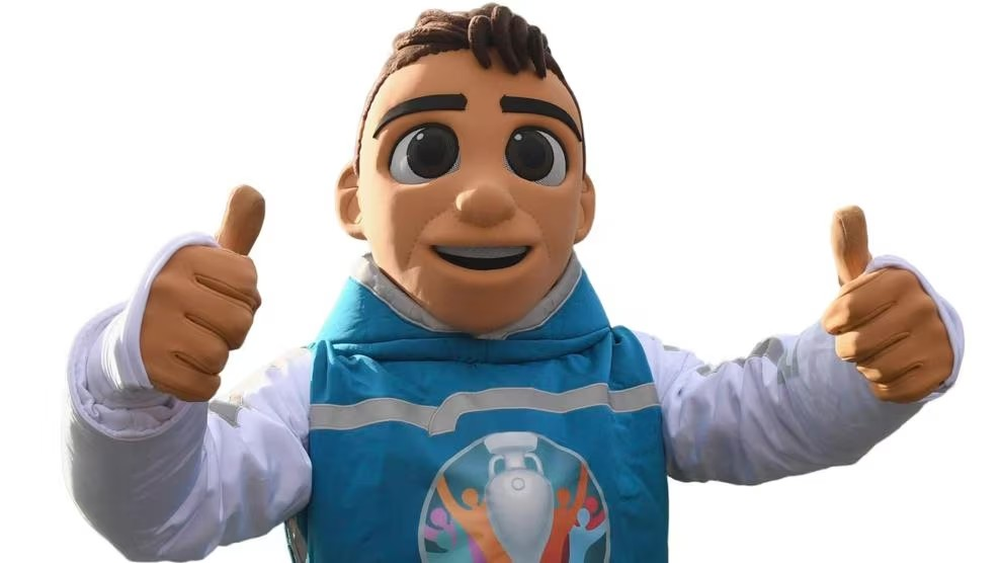 Skillzy (Eurocopa 2021): Foto de Skillzy en acción, mostrando su habilidad con el balón en un entorno urbano, representando el moderno estilo de vida futbolístico.