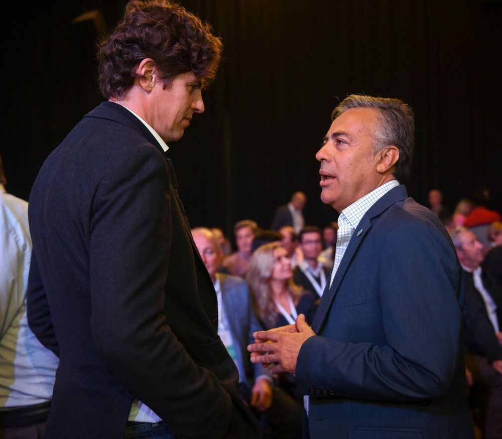 El senador Martín Lousteau junto al gobernador de Mendoza, Alfredo Cornejo.