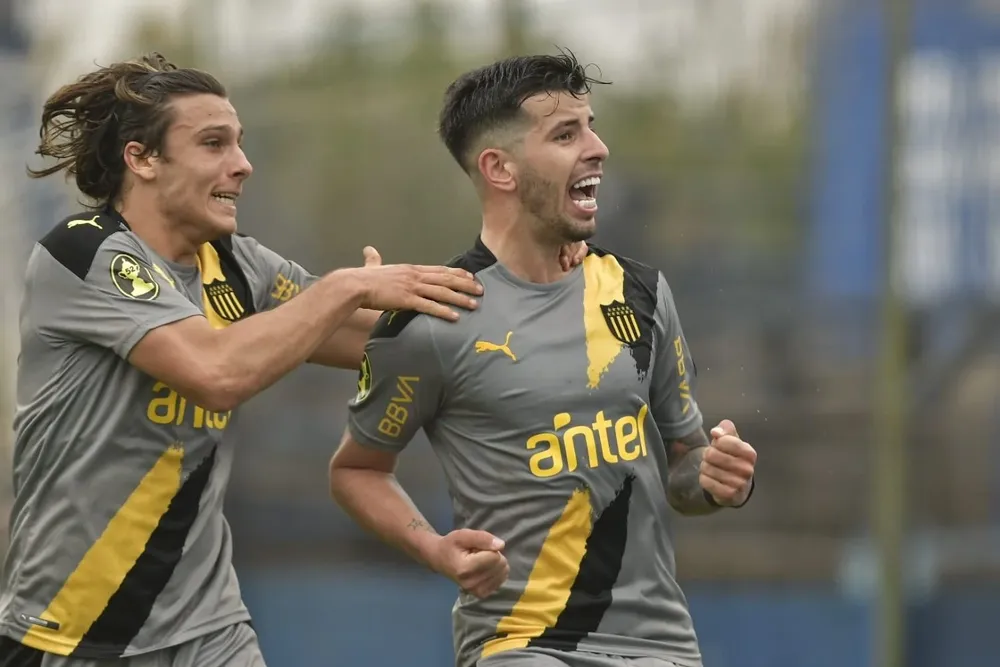 Agustín Canobbio salta sobre Pablo Ceppelini al conseguir el empate en la hora