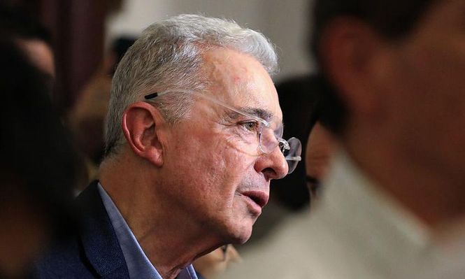 Álvaro Uribe participó en la audiencia de forma virtual.