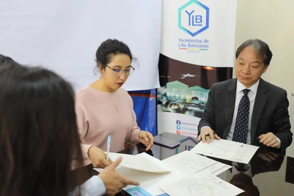 La presidenta de Yacimientos de Litio Boliviano, Karla Calderón, con representantes de la empresa china CATL.