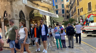 Varios turistas paseando por el centro de Palma