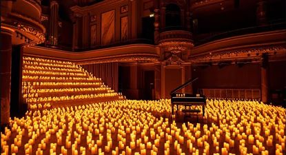 Los Conciertos Candlelight son una experiencia sensorial inmersiva que combina la música con la luz de las velas en un ambiente íntimo.