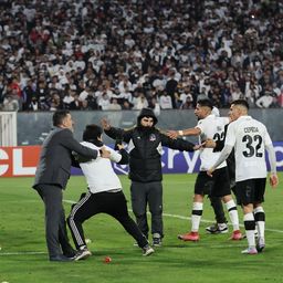 Jugadores de Colo Colo con los hinchas que entraron a la cancha