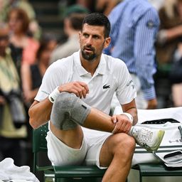 Novak Djokovic con su rodillera en Wimbledon, tras su reciente operación de rodilla