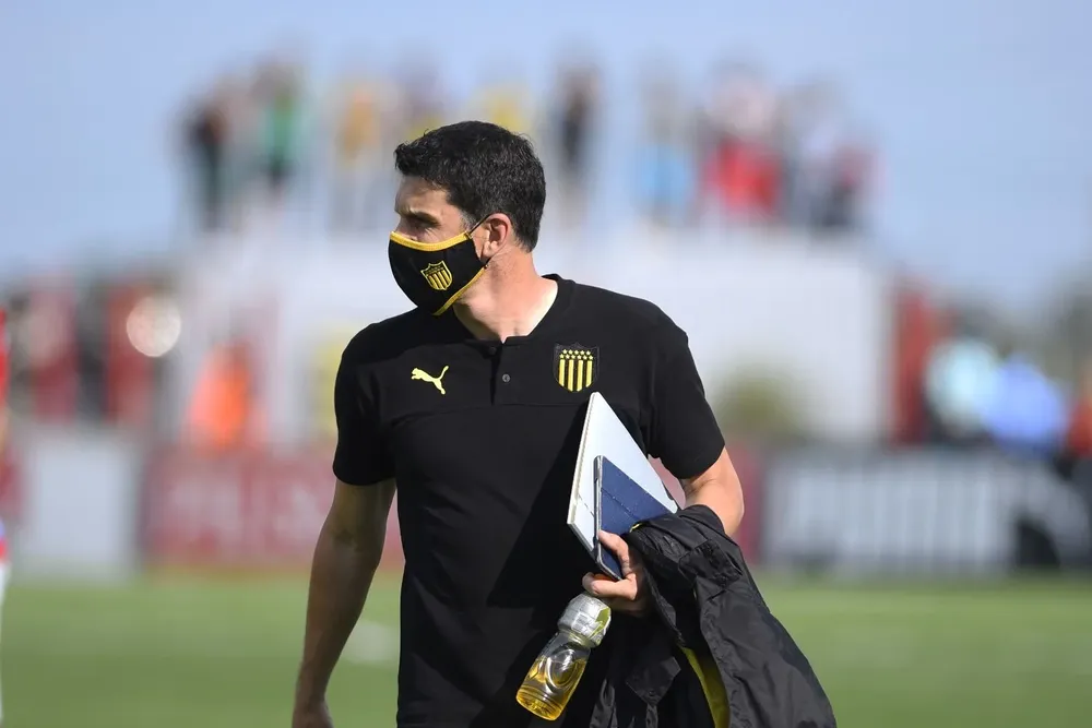 Mauricio Larriera, el técnico de Peñarol, mantiene el apoyo de los directivos