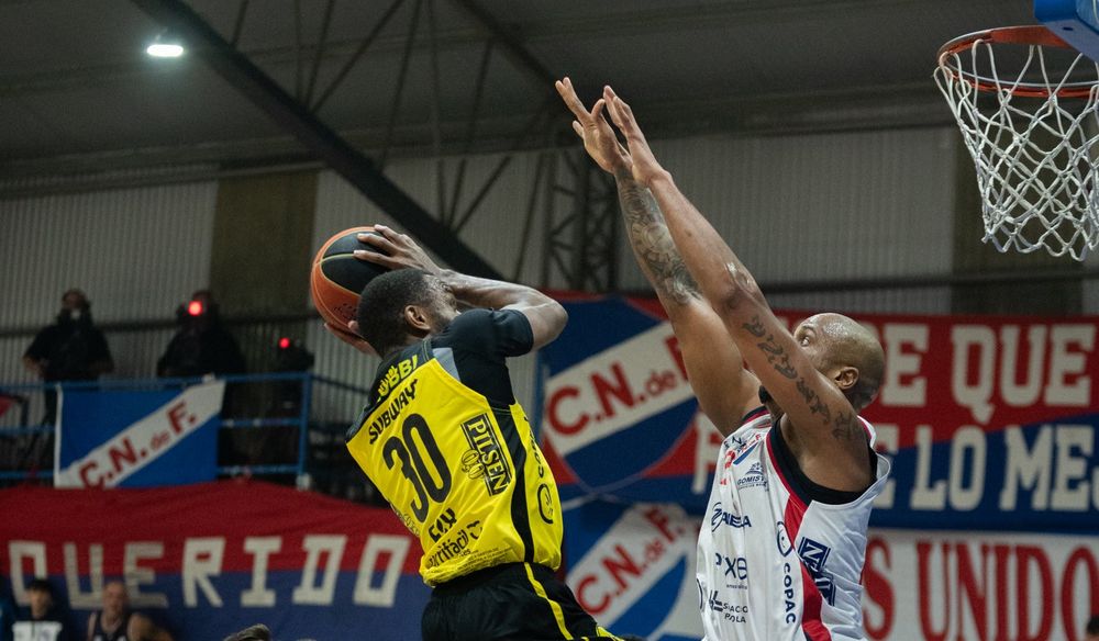 Norris Cole de Peñarol ante Ernesto Oglivie de Nacional por la Liga Uruguaya de Básquetbol