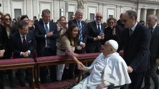 El Papa Francisco aparece en la Plaza de San Pedro al final de la misa del Domingo de Ramos