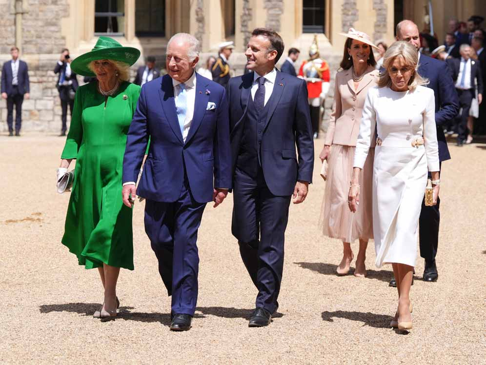 Brigitte, camina distante de su esposo, los reyes Carlos y Camila, y los príncipes de Gales.