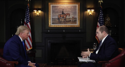 Matt Boyle entrevista a Donald Trump en 2023.