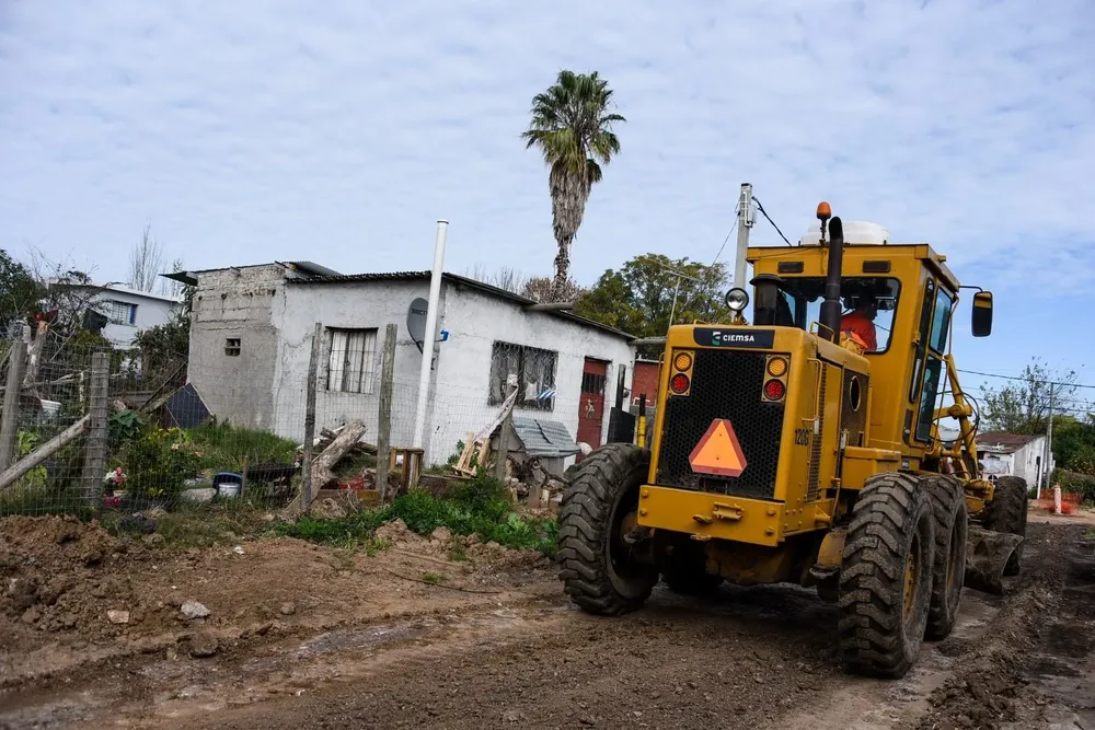 Maquinaria abriendo calles en el barrio Nueva Esperanza