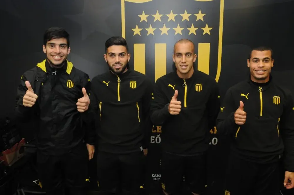 Gastón Rodríguez, Nicolás Albarracín, Guzmán Pereira y Alex Silva, ex Wanderers, esperan por el partido