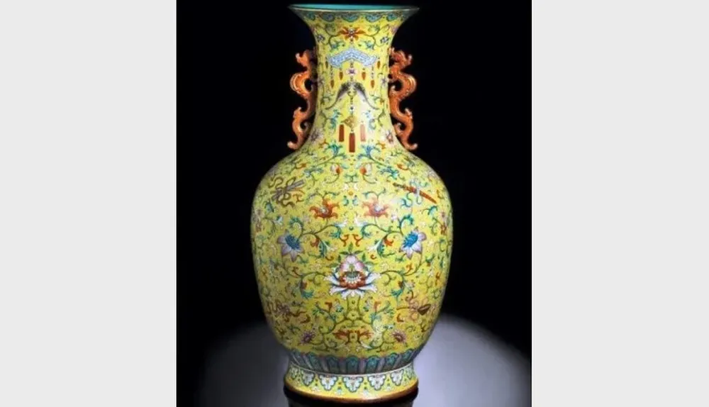El jarrón chino, según la firma, se subastó en un valor 500 veces superior al estimado