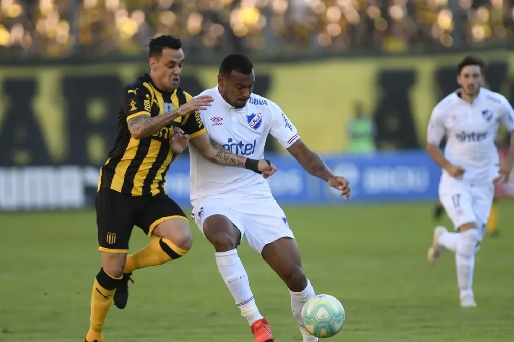 Empate a uno en el primer clásico en el Campeón del Siglo