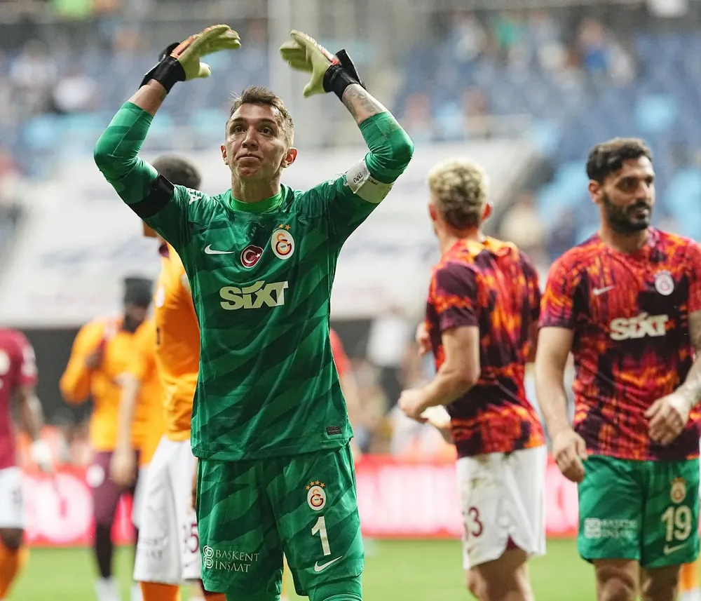 Fernando Muslera saluda a la parcialidad de Galatasaray luego de un gran triunfo Fernando Muslera saluda a la parcialidad de Galatasaray luego de un gran triunfo