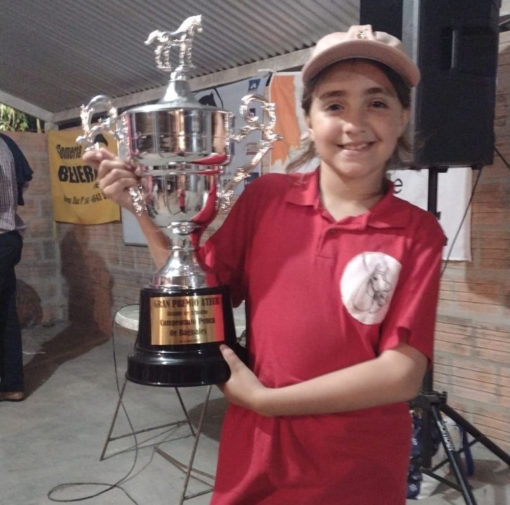 Damaris y el trofeo que le regaló a toda la familia Tangerina con su actuación.