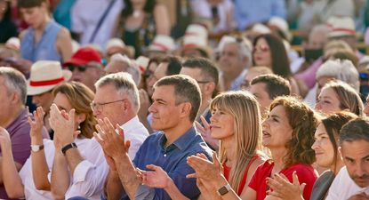 El presidente del Gobierno, Pedro Sánchez, junto a su esposa, Begoña Gómez, en un mitin del PSOE en Benalmádena.