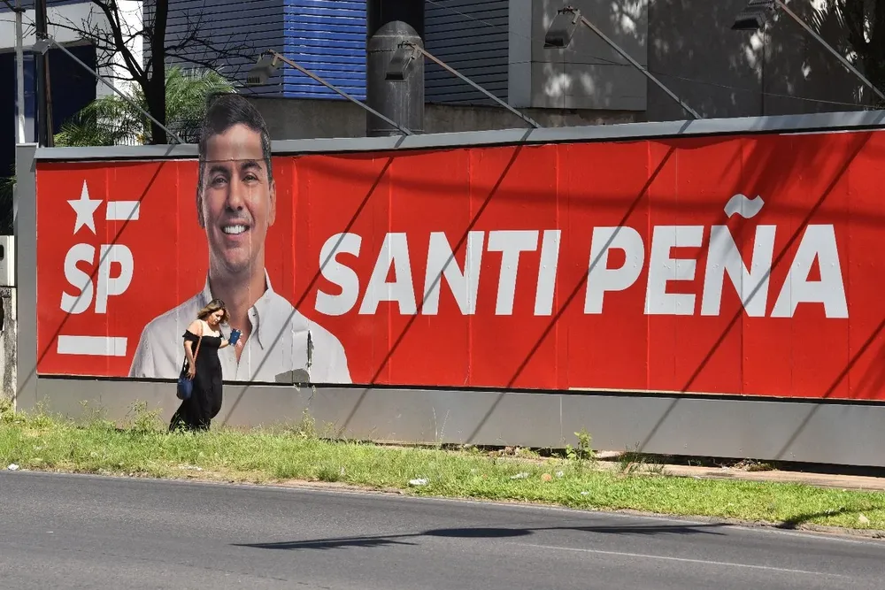 Cartel en Asunción del candidato presidencial del Partido Colorado paraguayo, Santiago Peña