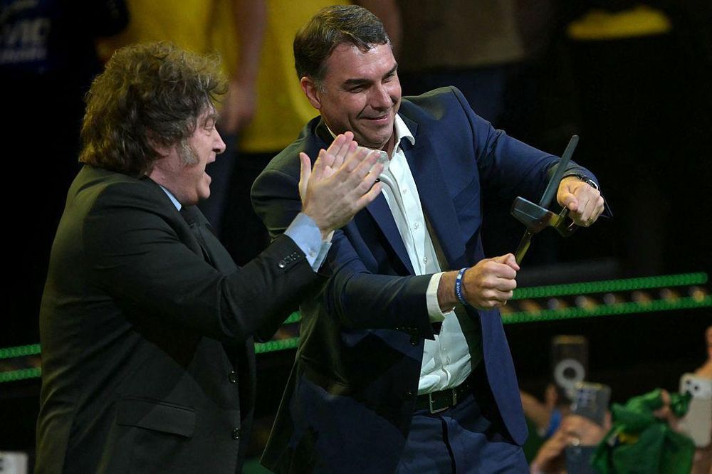 Bolsonaro ha mostrado una gran tijera para representar su deseo de cortar el gasto público en Brasil, como su aliado Milei hizo con una motosierra en Argentina.