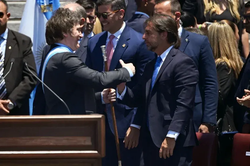 El saludo entre Lacalle Pou y Milei en la asunción del nuevo presidente argentino