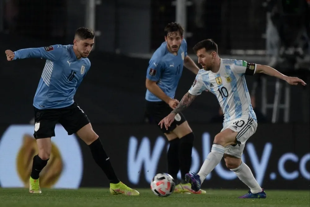 Valverde marcando a Messi con la selección