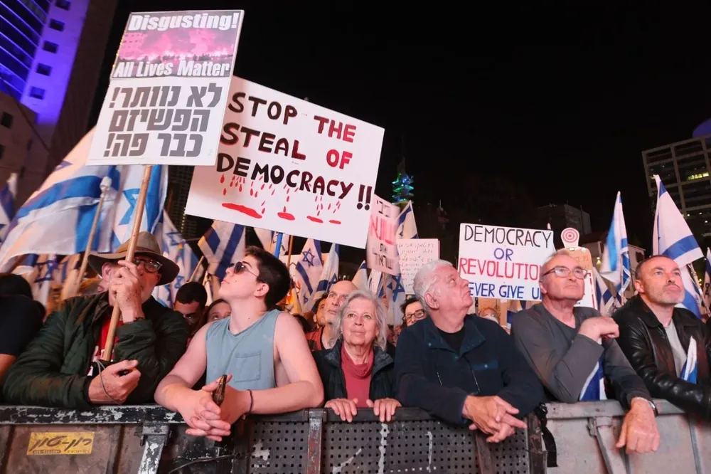 Desde la oposición, el líder del Partido Unidad Nacional y exjefe de las Fuerzas de Defensa de Israel, Benny Gantz pidió a los reservistas presentarse para proteger al país pese al dolor que provoca la reforma”
