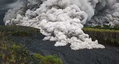 VIDEO: el momento de la erupción del Volcán Semeru en Indonesia que obliga a evacuar a casi 1.000 personas.