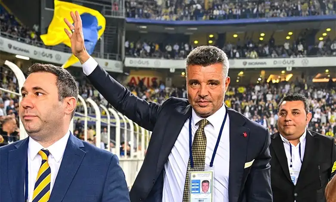 Sadettin Saran (centro), presidente del Fenerbahçe de Turquía