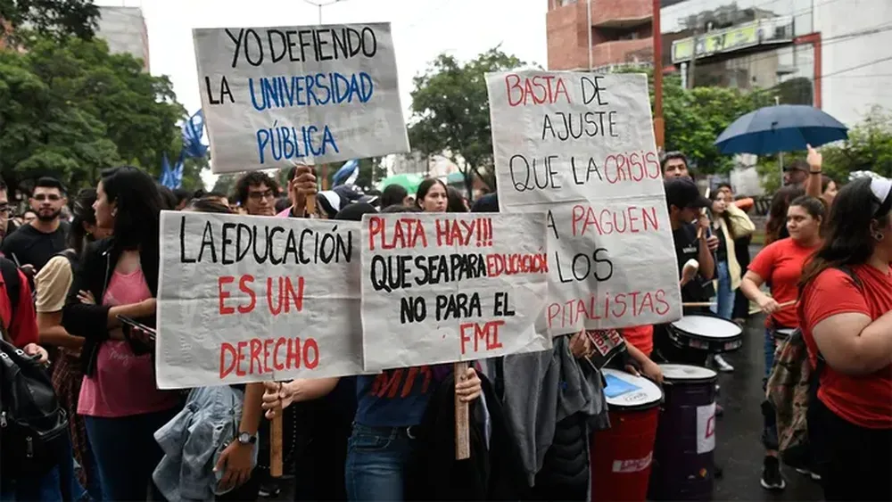 La UBA declaró el estado de emergencia salarial en marzo de este año como consecuencia directa del deterioro del poder adquisitivo de los salarios de sus trabajadores.