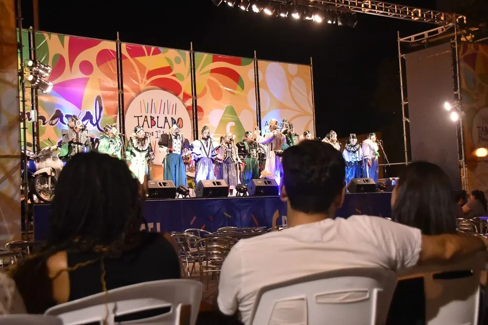 La murga Cayó la Cabra en su presentación en el tablado de la plaza 1° de Mayo