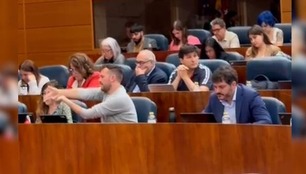 El diputado de Más Madrid Pablo José Padilla simulando disparar a Isabel Díaz Ayuso en el pleno de la Asamblea