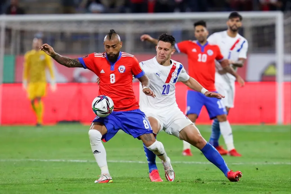 Arturo Vidal marcado por Jorge Morel