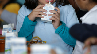 Las escuelas de EEUU volverán a ofrecer leche entera: qué dicen los expertos de este cambio y por qué se debate la decisión del Gobierno