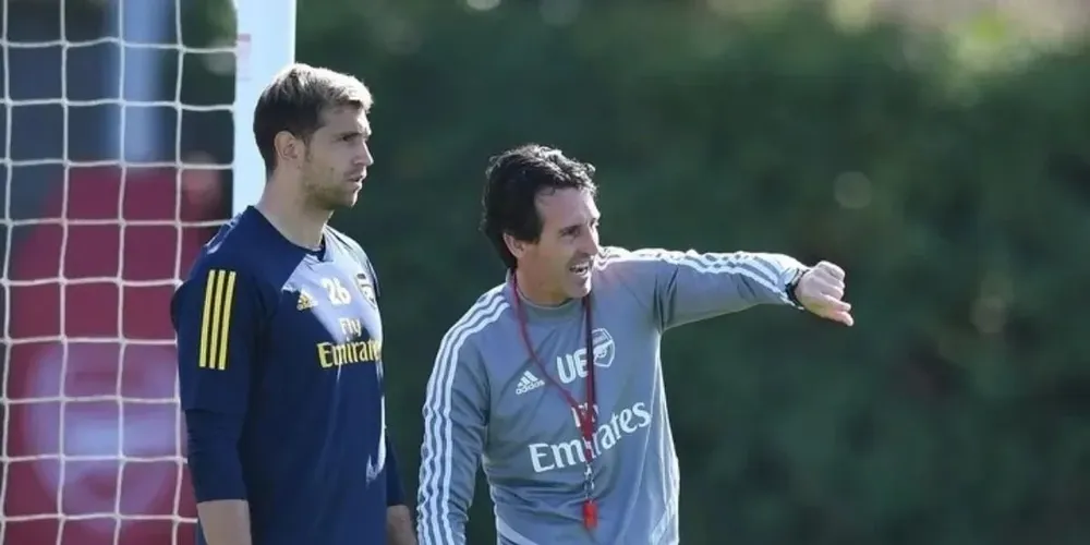 Unai Emery y el Dibu Martínez