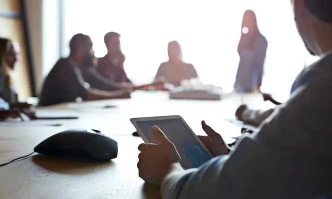 Las mujeres latinas enfrentan el ascenso más complicado