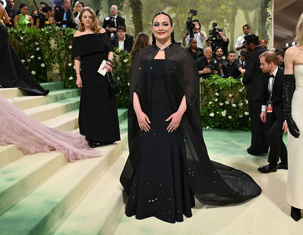 La actriz Lily Gladstone vistió un diseño exclusivo de Gabriela Hearst en una de las alfombras más importantes de la moda