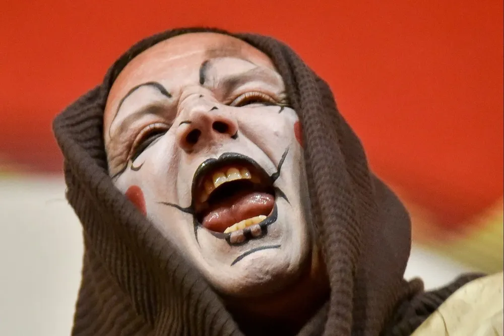 Momo apronta el pomo de sátira e ironía.