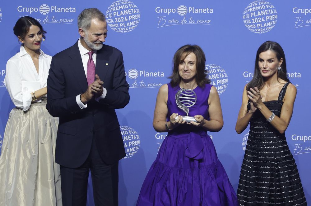 La escritora Paloma Sánchez-Garnica junto a los reyes Felipe y Letizia en Barcelona con el 73º Premio Planeta