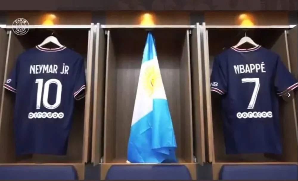 La bandera argentina en el vestuario de PSG tras la llegada de Lionel Messi