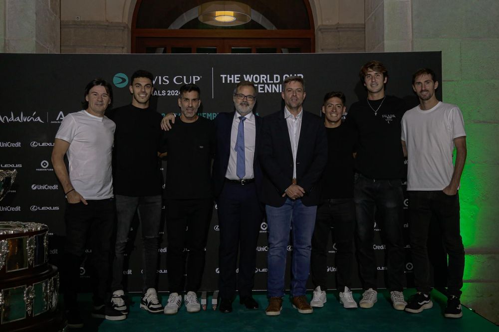 El embajador Roberto Bosch, junto a los tenistas de Argentina para la Copa Davis en Málaga.