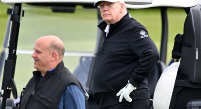 Donald Trump durante su partida de golf en Escocia.