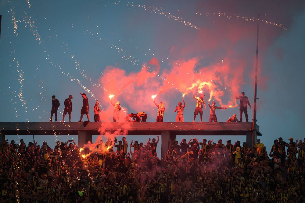 Volvieron los enmascarados, las bengalas y las banderas robadas a las tribunas de Nacional y Peñarol en el clásico de la Supercopa Uruguaya 2026