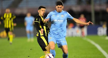 Lucas Ferreira contra Nahuel da Silva en el partido entre Torque y Peñarol&nbsp;