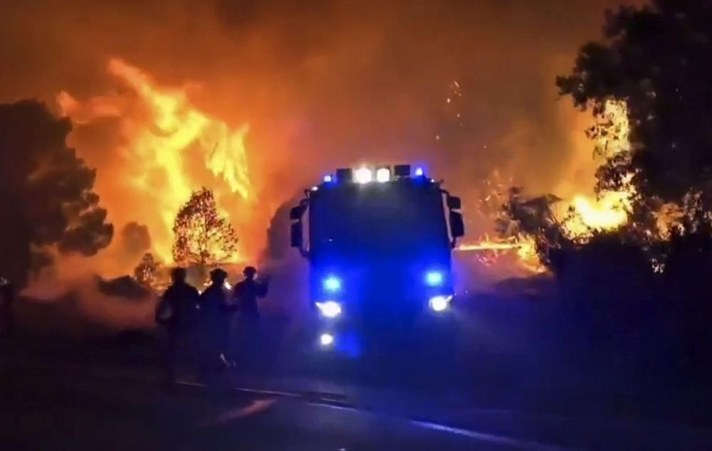 Captura de un video facilitado por la UME, del trabajo de extinción la pasada noche del incendio forestal en Sotillo de La Adrada (Ávila).&nbsp;