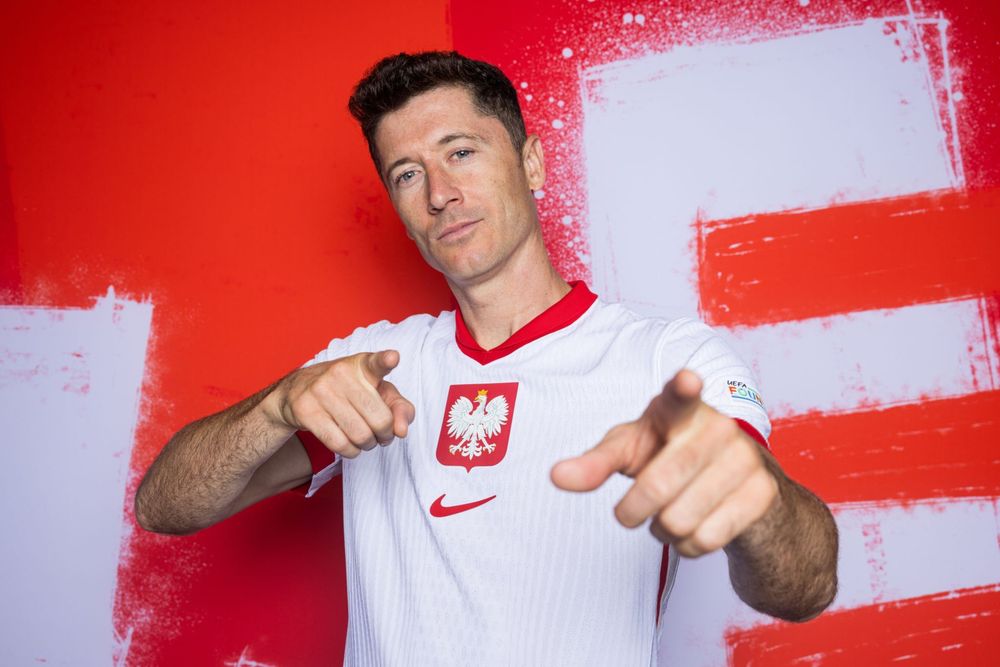 Robert Lewandowski vistiendo la camiseta de la seleccion de Polonia.