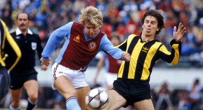 Miguel Bossio de Peñarol marca a Gary Shaw de Aston Villa en la final de la Copa Intercontinental de 1982
