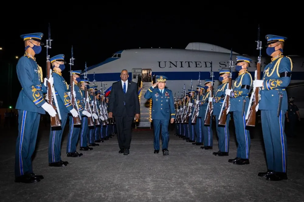 Lloyd Austin llegando a Filipinas